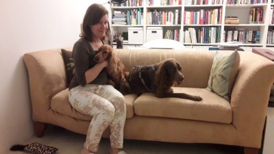 Stella mit ihrem Frauchen und ihrem Hundekumpel